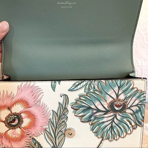 Salvatore Ferragamo new Gancini Bianco Stampa silk pattern handbag purse - Picture 4 of 9